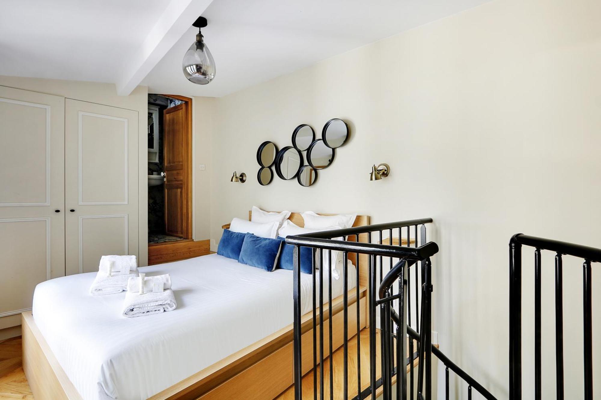 Pick A Flat's In Monrmartre - Rue Lepic * Parijs